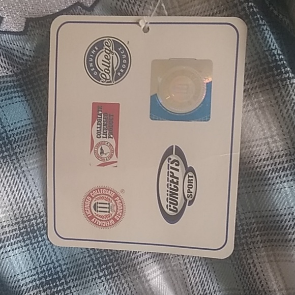 A Tar heels shirt - Picture 3 of 5